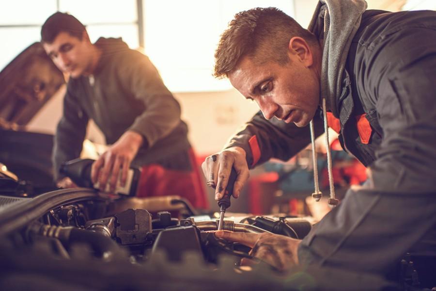 Mechanicy pracują przy samochodzie